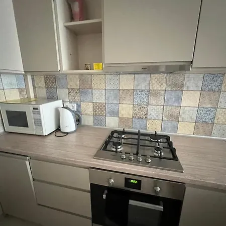 House в центрі з бомбосховищем і критим приватним паркінгом