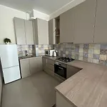 House в центрі з бомбосховищем і критим приватним паркінгом شقة