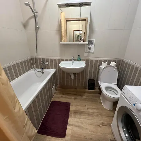 Apartman House в центрі з бомбосховищем і критим приватним паркінгом