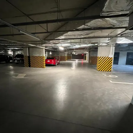 House в центрі з бомбосховищем і критим приватним паркінгом Apartamento *