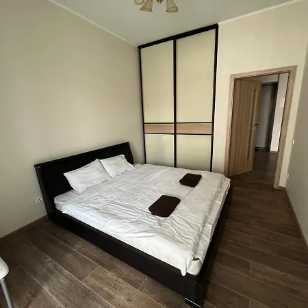 House в центрі з бомбосховищем і критим приватним паркінгом