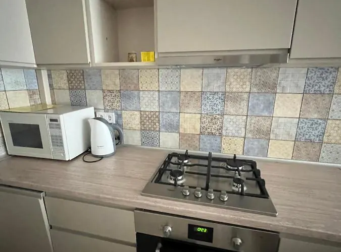 House в центрі з бомбосховищем і критим приватним паркінгом