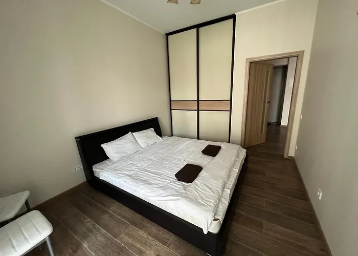 House в центрі з бомбосховищем і критим приватним паркінгом